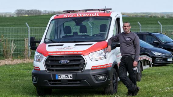Kfz Wendt Fahrzeug und Mitarbeiter